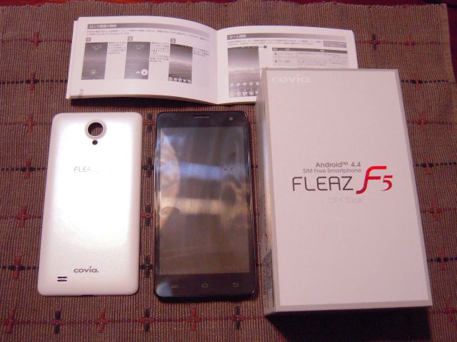 コヴィアのデュアルSIMスマホ「FLEAZ F5」。液晶サイズは５インチ。