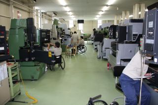 オーニックの工場内でＮＣ加工機を操作する社員